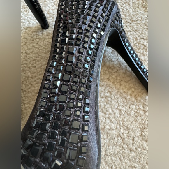 Beautiful Black Heels - Picture 4 of 7